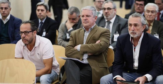 (De izda a dcha) Álvaro Pérez Alonso 'El Bigotes', responsable de la empresa Orange Market; Pablo Crespo, número dos de la trama Gürtel, y Francisco Correa, empresario y 'cabecilla' de la trama. /EFE