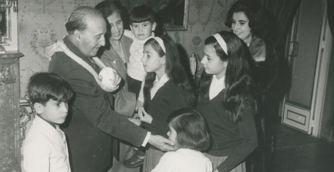 El dictador Francisco Franco, rodeado de sus nietos en un encuentro familiar.