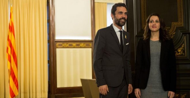La representante de Ciutadans, Inés Arrimadas (d), con el presidente del Parlament, Roger Torrent, tras la reunión que han mantenido. /EFE