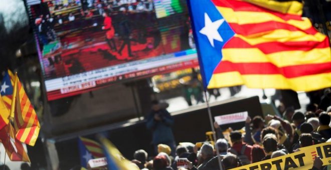 Centenares de personas siguen en directo desde la pantalla gigante que la ANC ha instalado en las inmediaciones del Parlament, la sesión constitutiva de la cámara catalana. /EFE