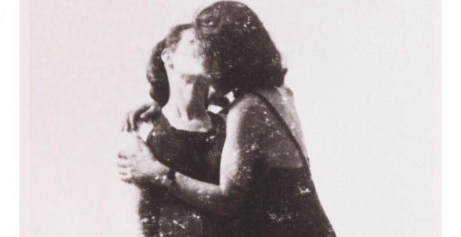 Beso entre Elisabeth Wust y Felice Schragenheim en un viaje al río Havel, Berlin (Jens Ziehe. Museo Judío de Berlín)