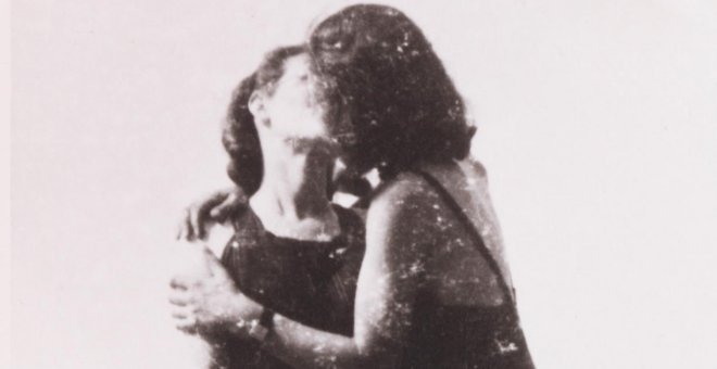 Beso entre Elisabeth Wust y Felice Schragenheim en un viaje al río Havel, Berlin (Jens Ziehe. Museo Judío de Berlín)