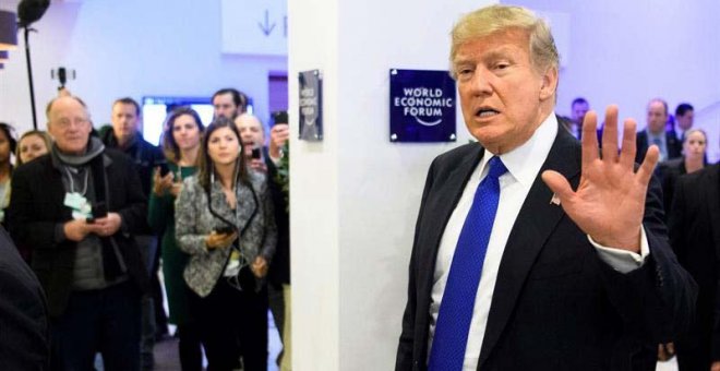 El presidente de los Estados Unidos, Donald J. Trump, saluda tras participar en una reunión durante Foro de Davos. | LAURENT GILLERION (EFE)