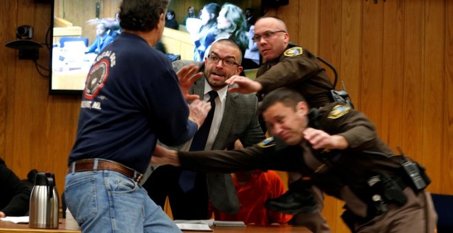 Momento en el que el padre de unas de las víctimas de Nassar intentar agredirlo durante el juicio.- REUTERS