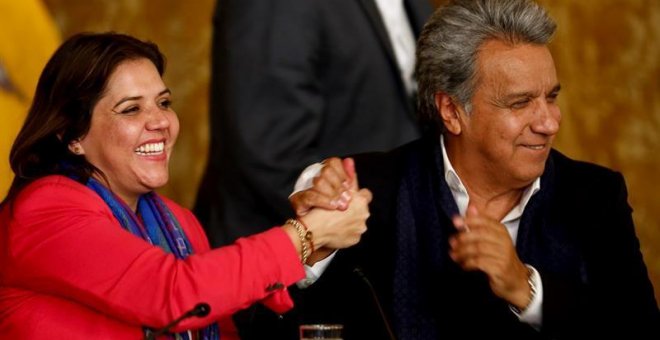 El presidente de Ecuador, Lenín Moreno, junto al vicepresidenta Maria Alejandra Vicuña (i), celebra los resultados mientras ofrece un discurso desde el palacio presidencial de Carondelet. | JOSÉ JÁCOME (EFE)