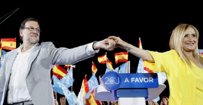 El presidente del Gobierno, Mariano Rajoy, y la de la Comunidad de Madrid, Cristina Cifuentes, en un acto del PP. Archivo EFE