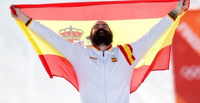 Regino Hernández, con la bandera española en el podio. | REUTERS