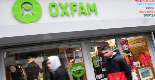 eatones pasan delante de una tienda Oxfam en Londres. | EFE