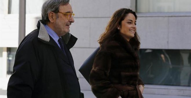 El expresidente de Catalunya Caixa Narcís Serra (i) a su salida de la Audiencia Nacional tras declarar como investigado junto a sus directores generales Adolf Todó y José María Loza. | J.P. GANDUL (EFE)