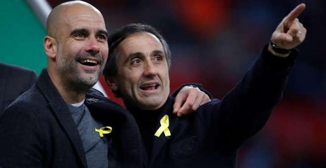 Pep Guardiola, junto a su ayudante Manel Estiarte, celebre la victoria de su equipo en la Copa de la Liga. | REUTERS