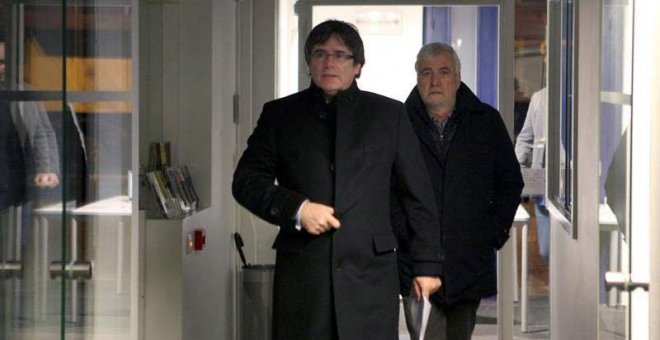 Carles Puigdemont, acompañado por el empresario Josep María Matamala, a su llegada al acto en Gante. | CARLOS REY (EFE)