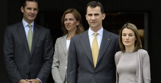 El rey Felipe VI y la reina Letizia, junto a Iñaki Urdangarin y Cristina de Borbón, en una fotografía de noviembre de 2014. REUTERS