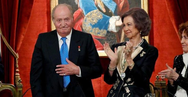 El rey Juan Carlos junto a la reina Sofía, durante el acto académico con el que la Real Academia de la Historia rinde homenaje a don Juan Carlos con motivo de su 80 aniversario. JUANJO MARTÍN (EFE)