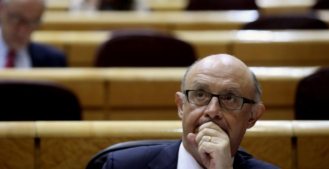 El ministro de Hacienda, Cristóbal Montoro, durante la sesión de control al Gobierno en el pleno del Senado. EFE/Kiko Huesca