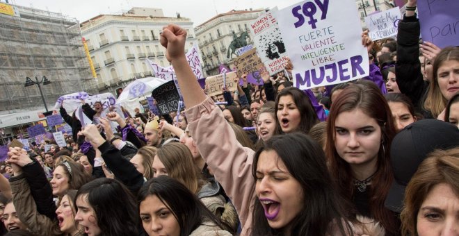 Miles de mujeres se han concentrado esta mañana en la Puerta de Sol con motivo de la huelga feminista de este 8 de marzo. /FRAN BAENA