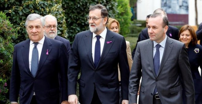 El presidente del Gobierno, Mariano Rajoy, el líder del grupo parlamentario PPE en el Parlamento Europeo, Manfred Weber (d), y el presidente del Parlamento Europeo, Antonio Tajani (i), durante la primera jornada de trabajo en Valencia sobre política de in