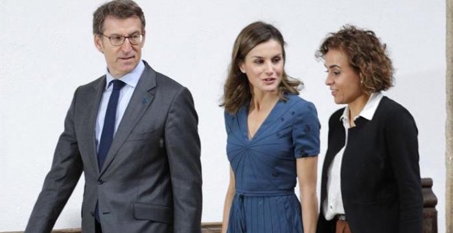 El presidente de la Xunta, Alberto Núñez Feijóo, junto a la reina Letizia y a la ministra Dolors Montserrat la semana pasada en Santiago. /EFE