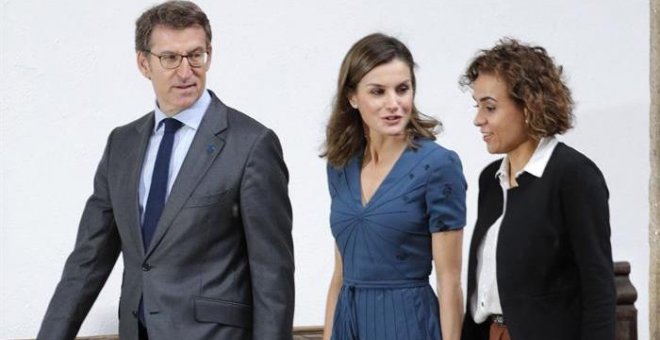 El presidente de la Xunta, Alberto Núñez Feijóo, junto a la reina Letizia y a la ministra Dolors Montserrat la semana pasada en Santiago. /EFE