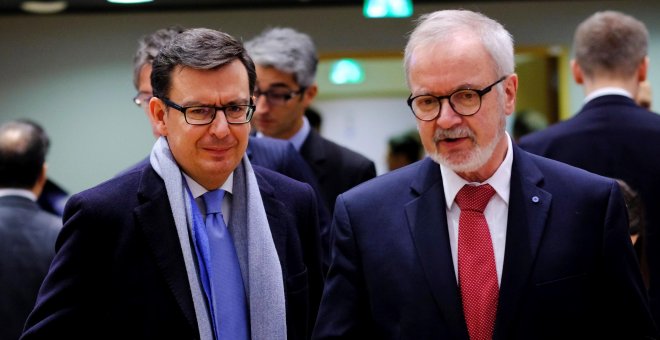 El nuevo ministro español de Economía, Román Escolano,   con el presidente del Banco Europeo de Inversiones, Werner Hoyer, antes del comienzo del Consejo de Ministros de Finanzas de la Unión Europea en Bruselas. EFE