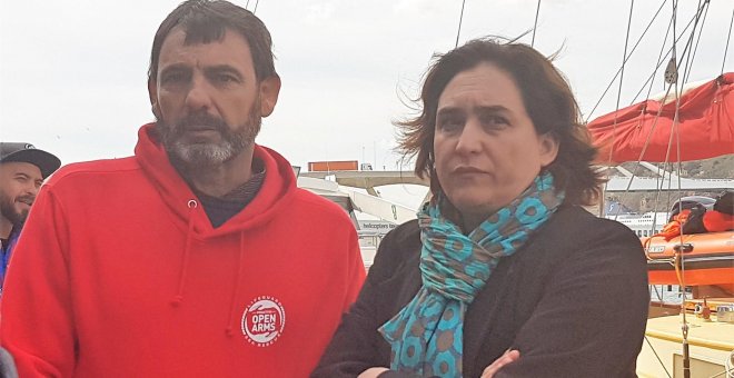El fundador y director de la ONG Proactiva Open Arms, Oscar Camps, junto a la alcaldesa de Barcelona, Ada Colau. EUROPA PRESS