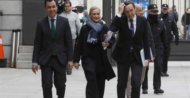 La presidenta de la Comunidad de Madrid, Cristina Cifuentes (c), junto al coordinador general del PP, Fernando Martínez Maíllo (i), y el portavoz popular en el Congreso, Rafael Hernando (d), a su llegada al Congreso de los Diputados, donde hoy comparece e