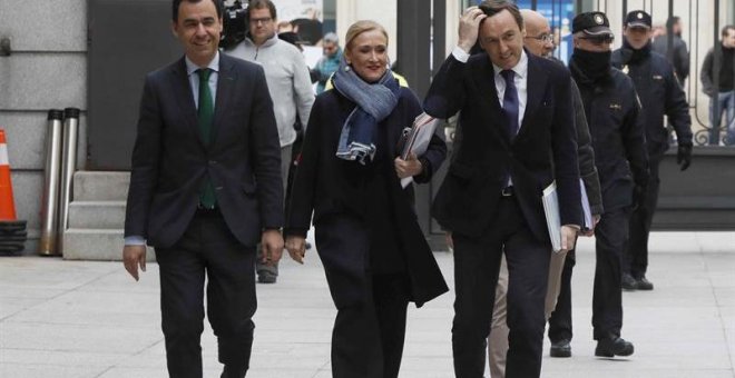 La presidenta de la Comunidad de Madrid, Cristina Cifuentes (c), junto al coordinador general del PP, Fernando Martínez Maíllo (i), y el portavoz popular en el Congreso, Rafael Hernando (d), a su llegada al Congreso de los Diputados, donde hoy comparece e