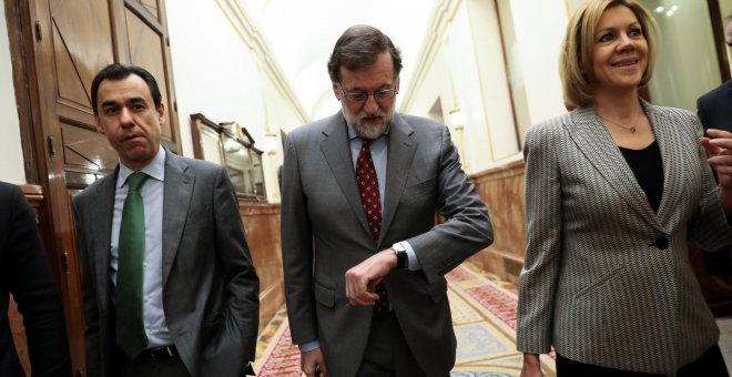 El presidente del Gobierno, Mariano ajoy, flanqueado por Fernando Martínez Maíllo y María Dolores de Cospedal, a su salida del Congreso tras la sesión de control al Gobierno. REUTERS/Susana Vera