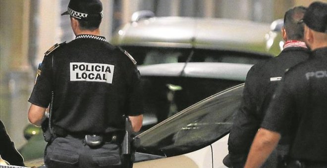 Agentes de la Policía de Alicante, en una imagen de archivo. EFE