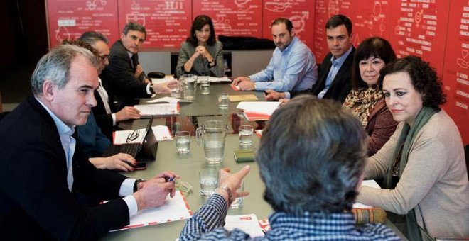 Fotografía facilitada por el PSOE de la reunión de trabajo que ha mantenido hoy en Ferraz en el secretario general, Pedro Sánchez (3d), con miembros de la Ejecutiva y del equipo económico del partido. | EFE