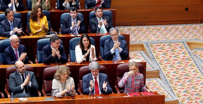 Los diputados del PP en la Asamblea de Madrid aplauden a la presidenta madrileña, Cristina Cifuentes, tras su intervenciñon en el pleno sobre las supuestas irregularidades de su máster. EFE/ Víctor Lerena