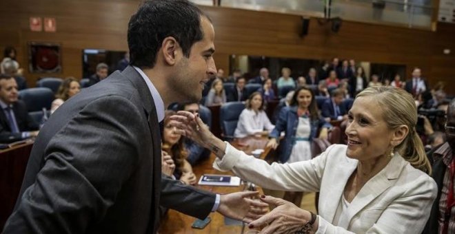 El portavoz de Ciudadanos, Ignacio Aguado, y la presidenta de la Comunidad de Madrid, Cristina Cifuentes / EFE