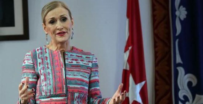 La presidenta madrileña, Cristina Cifuentes, durante la rueda de prensa ofrecida al final del pleno extraordinario de la Asamblea de Madrid. EFE/Zipi