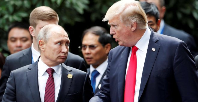 El presidente de EE UU., Donald Trump, y el presidente de Rusia, Vladimir Putin, en la cumbre de APEC en Danang, Vietnam. REUTERS