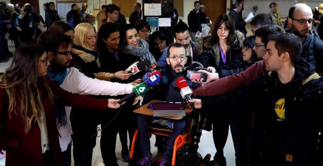 El secretario de Organización de Podemos, Pablo Echenique, atiende a los medios durante el encuentro 'En Marcha 2019'. EFE/Juan Carlos Hidalgo