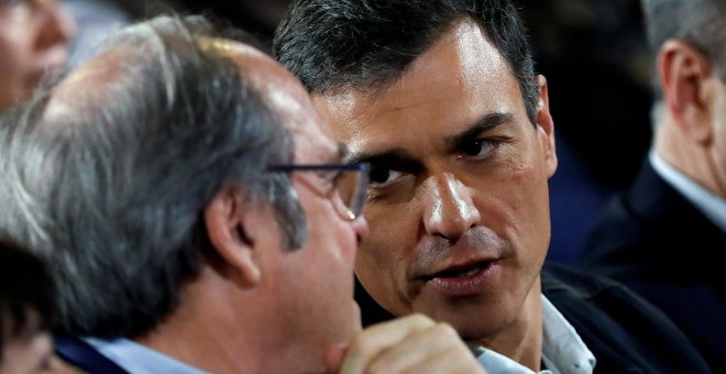 El líder del PSOE, Pedro Sánchez, conversa con el portavoz socialista en la Asamblea de Madrid, Ángel Gabilondo, durante el acto para explicar a los militantes la moción de censura contra Cristina Cifuentes. EFE/Chema Moya