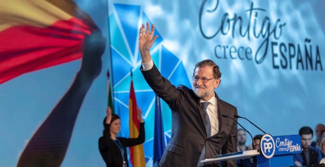 El presidente del Gobierno, Mariano Rajoy, saluda tras su intervención en el acto de clausura de la Convención Nacional del PP en Sevilla. EFE/Julio Muñoz