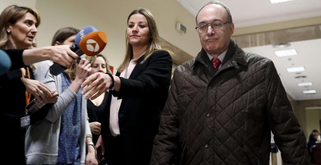 El Gobernador del Banco de España, Luis María Linde, a su llegada a la Comisión del Congreso que investiga la crisis financiera y el rescate bancario. EFE/Mariscal