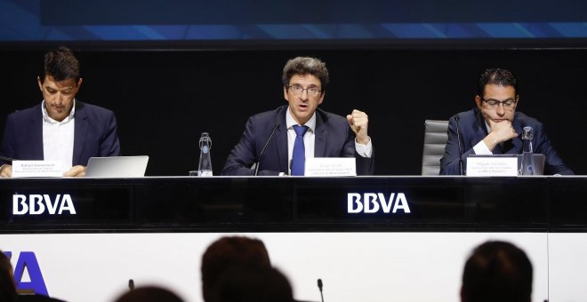 El responsable de Análisis Macroeconómico de BBVA Research, Rafael Doménech (i), el economista Jefe del Grupo BBVA y Director de BBVA Research Jorge Sicilia (c), y el jefe para España en BBVA Research Miguel Cardoso, durante la presentación del informe so