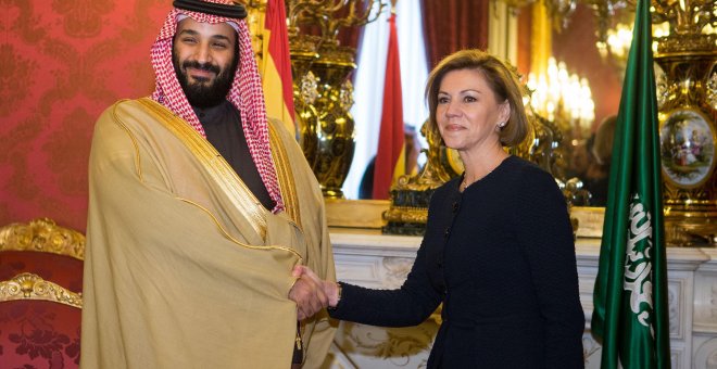 La ministra de Defensa, María Dolores de Cospedal, saluda al príncipe heredero saudí Mohamed bin Salmán. | ARCHIVO