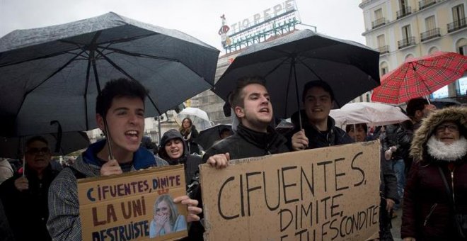 Cientos de alumnos y profesores de la Universidad Rey Juan Carlos (URJC), se han concentrado hoy en la madrileña Puerta del Sol para exigir la dimisión de Cristina Cifuentes, y del rector de la URJC, Javier Ramos.EFE