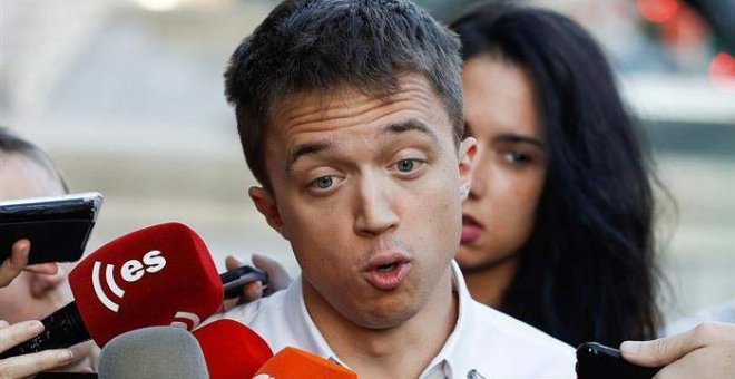 Errejón atiende a los medios en las puertas del Congreso. | (EMILIO NARANJO | EFE)