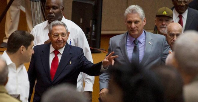 Raúl Castro y Miguel Díaz-Canel, este miércoles en La Habana. REUTERS