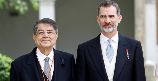 El rey Felipe posa junto al escritor nicaragüense Sergio Ramírez.- EFE