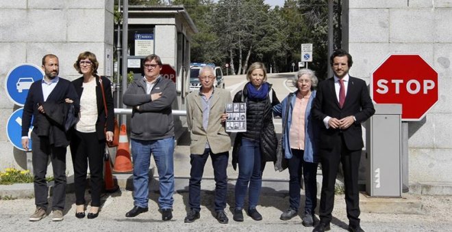 Miembros de las dos familias que han pedido las exhumaciones de sus allegados en el Valle de los Caídos y su abogado, Eduardo Ranz, a la entrada del recinto donde Patrimonio Nacional les ha impedido entrar. EFE