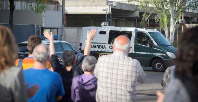 Varias personas protestan durante la octava jornada del juicio en la Audiencia Nacional por la agresión a dos guardias civiles en Altsasu. / EFE
