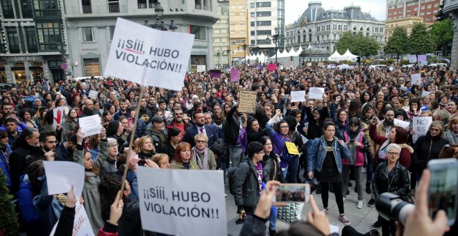 Miles de personas han salido hoy a la calles de Oviedo, Gijón y Avilés en protesta por la sentencia del juicio de "la Manada" al grito de "Yo sí te creo" o "Todos somos la víctima". En la imagen, manifestación en Oviedo. EFE/José Luis Cereijido.