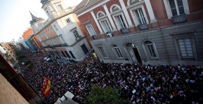 Miles de personas asisten a la concentración convocada por colectivos feministas esta tarde frente al Ministerio de Justicia, en Madrid, para expresar su apoyo y solidaridad a la víctima de los miembros de La Manada, después de conocerse la sentencia que