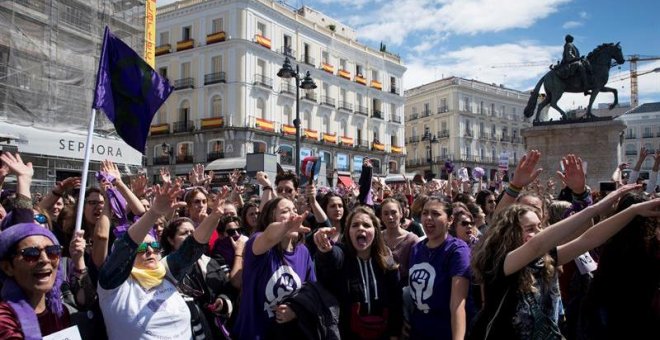 Concentración feminista contra el fallo judicial de La Manada en la Puerta del Sol, coincidiendo con el acto conmemorativo de la Fiesta del 2 de Mayo, celebrado en la Real Casa de Correos de Madrid. EFE/Luca Piergiovanni