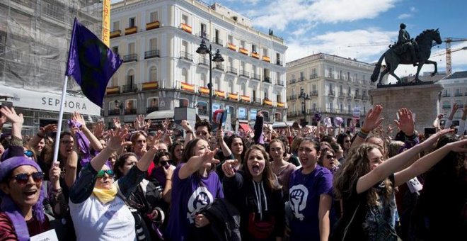 Concentración feminista contra el fallo judicial de La Manada en la Puerta del Sol, coincidiendo con el acto conmemorativo de la Fiesta del 2 de Mayo, celebrado en la Real Casa de Correos de Madrid. EFE/Luca Piergiovanni