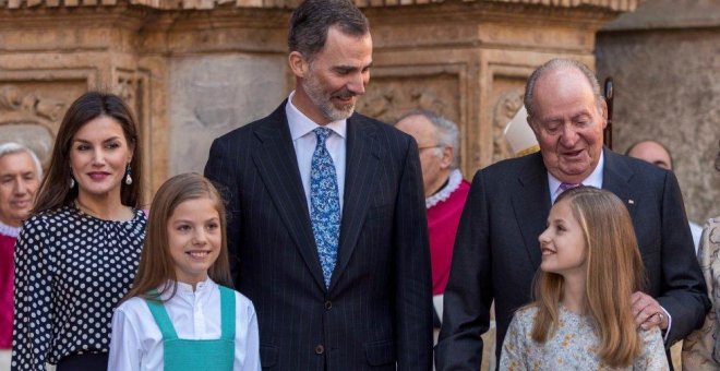 Los reyes Felipe y Letizia, sus hijas, la princesa Leonor y la infanta Sofía, y el rey Juan Carlos, en la misa de Pascua. / EFE